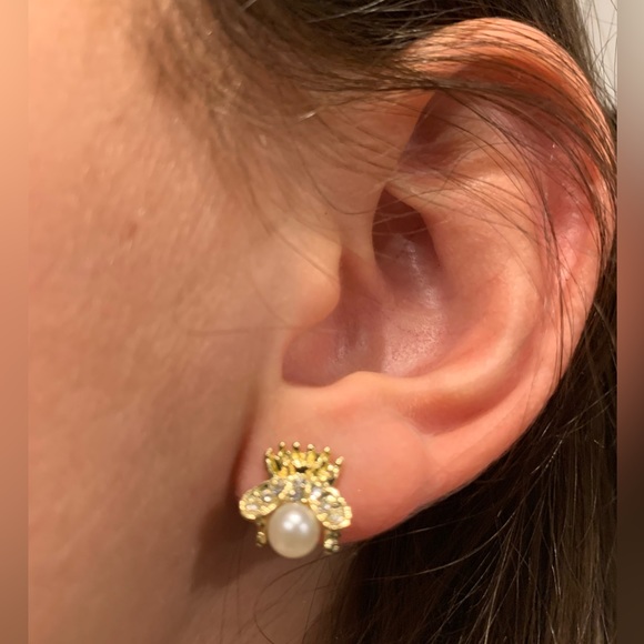 💰 3 For $15 Deal❗️💰Bee Pearl Earrings - Picture 4 of 4